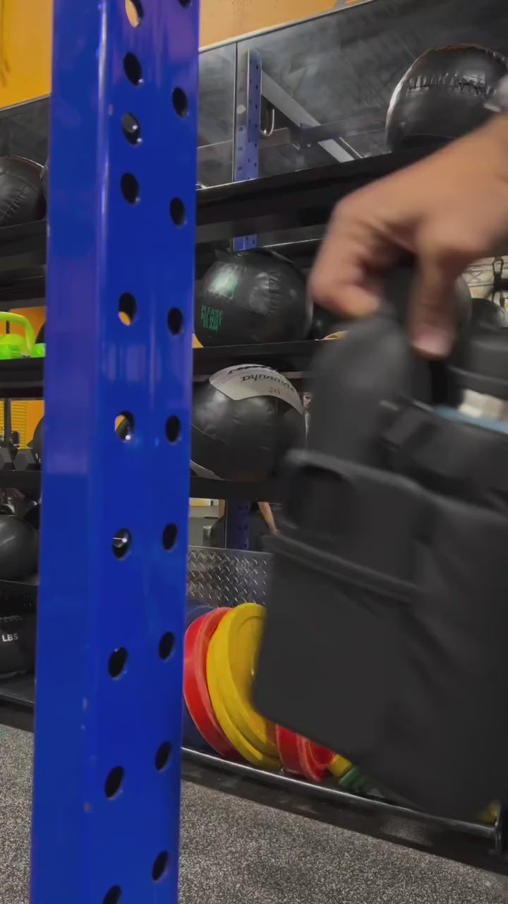 Sac de sport magnétique pour hommes et femmes avec porte-bouteille et compartiment ventilé en vrac.
