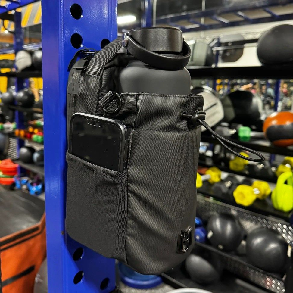 Sac de sport magnétique pour hommes et femmes avec porte-bouteille et compartiment ventilé en vrac.